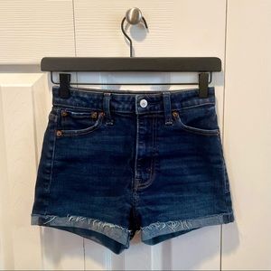 Abercrombie & Fitch: High Rise Short